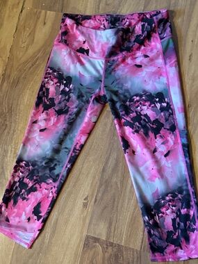"Athleta "Ladies Pink & Black Floral Capri Leggings